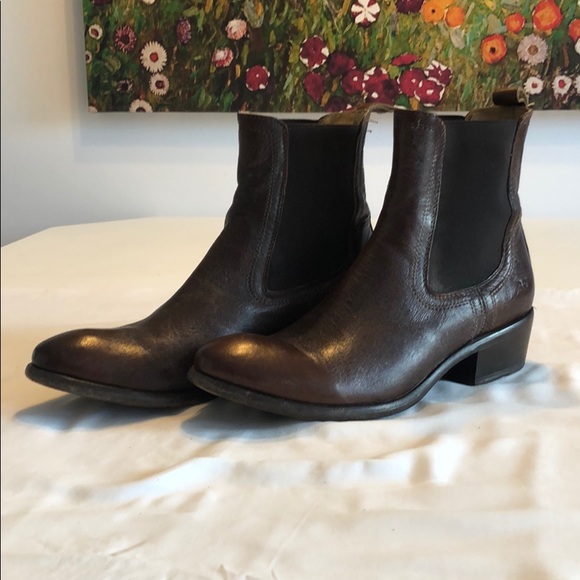A pair of Frye Carson booties size 9.